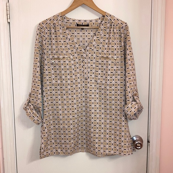 Adrienne Vittadini Tops - Like new Adrienne Vittadini patterned top with two zip pockets on the front